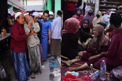 Sebagai bentuk kepedulian terhadap para korban, Dinas Sosial (Dinsos) Provinsi Jawa Timur memberikan layanan trauma healing bagi tiga keluarga yang terdampak ambruknya mushalla di Ponpes Al Khoziny, Buduran, Sidoarjo. Foto: Tangkap layar IG @dinsosjatim