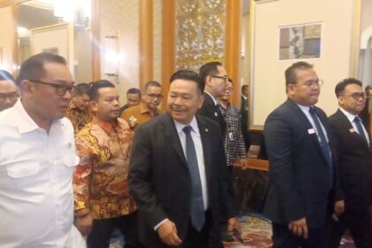 Wakil Menteri Koordinator Bidang Hukum, HAM, Imigrasi dan Pemasyarakatan, Otto Hasibuan (tengah) saat menghadiri acara Pelantikan Pengurus Asosiasi Kurator dan Pengurus Indonesia (AKPI) Periode 2025-2028, bertema "AKPI Maju Untuk Indonesia" di Hotel Ritz Carlton Mega Kuningan, Jakarta Selatan, Senin (6/10/2025) malam. Foto: Joesvicar Iqbal/ipol.id