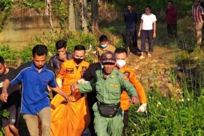 Evakuasi mayat di Bogor. Foto: BPBD