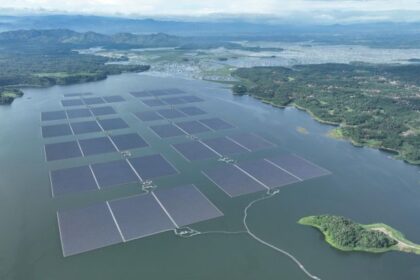 Pembangkit Listrik Tenaga Surya (PLTS) Terapung Cirata berkapasitas 192 megawatt peak (MWp) di Kabupaten Purwakarta, Jawa Barat, menjadi salah satu proyek strategis nasional yang memanfaatkan potensi energi baru terbarukan (EBT) untuk mendukung tercapainya swasembada energi. Foto: Dok PLN