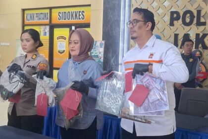 Kanit PPA Satreskrim Polres Metro Jakarta Timur, AKP Sri Yatmini didampingi Kasubnit 1 Kriminal Umum Polres Metro Jakarta Timur, Ipda Robby Sidiq dan Kasi Humas Polres Metro Jakarta Timur, AKP Teta, dalam konfrensi pers pengungkapan kasus Kekerasan Dalam Rumah Tangga (KDRT) di Mapolres Metro Jakarta Timur, Rabu (22/10/2025). Foto: Ist