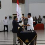 Ketua Umum Pengurus Pusat Komjen Pol (Purn) Imam Sudjarwo saat melantik Ketua terpilih pengurus PBVSI Provinsi Kalimantan Tengah (Kalteng), Irjen Pol Iwan Kurniawan, Kapolda Kalteng beserta pengurus PBVSI Provinsi Kalteng di Graha Bhayangkara, Mapolda Kalteng, Senin (6/10/2025). Foto: Ist