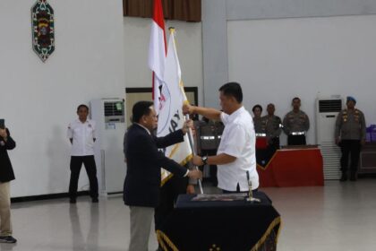 Ketua Umum Pengurus Pusat Komjen Pol (Purn) Imam Sudjarwo saat melantik Ketua terpilih pengurus PBVSI Provinsi Kalimantan Tengah (Kalteng), Irjen Pol Iwan Kurniawan, Kapolda Kalteng beserta pengurus PBVSI Provinsi Kalteng di Graha Bhayangkara, Mapolda Kalteng, Senin (6/10/2025). Foto: Ist