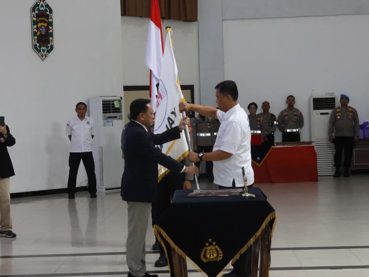 Ketua Umum Pengurus Pusat Komjen Pol (Purn) Imam Sudjarwo saat melantik Ketua terpilih pengurus PBVSI Provinsi Kalimantan Tengah (Kalteng), Irjen Pol Iwan Kurniawan, Kapolda Kalteng beserta pengurus PBVSI Provinsi Kalteng di Graha Bhayangkara, Mapolda Kalteng, Senin (6/10/2025). Foto: Ist