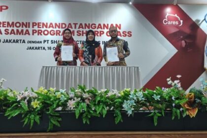 Perwakilan Sharp bersama perwakilan menunjukan perjanjian yang telah disetujui oleh kedua belah pihak. Dari kiri ke kanan Lise Tiasanty,S.IP., M.M. Head of Customer Satisfaction Division, SEID, Rugiyanto, M.Pd, Kepala Sekolah, SMKN 39 Jakarta, Yayah Nuraliyah, M.Pd Kasi SMK, Kursus dan Pelatihan Suku Dinas Pendidikan Wilayah II Jakarta Pusat.