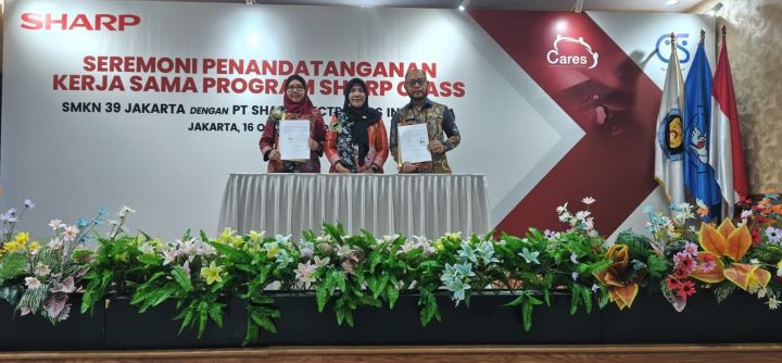 Perwakilan Sharp bersama perwakilan menunjukan perjanjian yang telah disetujui oleh kedua belah pihak. Dari kiri ke kanan Lise Tiasanty,S.IP., M.M. Head of Customer Satisfaction Division, SEID, Rugiyanto, M.Pd, Kepala Sekolah, SMKN 39 Jakarta, Yayah Nuraliyah, M.Pd Kasi SMK, Kursus dan Pelatihan Suku Dinas Pendidikan Wilayah II Jakarta Pusat.