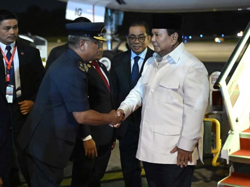 Presiden Prabowo tiba di Malaysia hadiri KTT ke-47 ASEAN. Foto: BPMI Setpres
