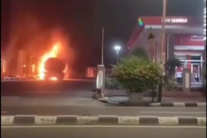 Nahas, mobil 8 bahan bakar minyak (BBM) milik Pertamina terbakar di Stasiun Pengisian Bahan Bakar Umum (SPBU) Kemanggisan, Palmerah, Jakarta Barat, Sabtu, 11 Oktober 2025. Foto: Tangkap layar IG @jakarta.terkini