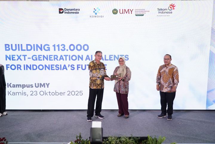 Direktur Utama Telkom Dian Siswarini saat memberikan cinderamata pada acara Digistar Connect: Building 113.000 Next Generation AI Talents for Indonesia’s Future di Universitas Muhammadiyah Yogyakarta (UMY) pada Kamis (23/10/2025). Foto: Telkom Indonesia