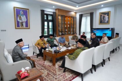 Wakil Presiden ke-13 Ma'ruf Amin menerima pengurus Forum Jurnalis Wakaf dan Zakat Indonesia (Forjukafi) di kediamannya di Depok, Jawa Barat (23/10). (Tim Humas Ma'ruf Amin)