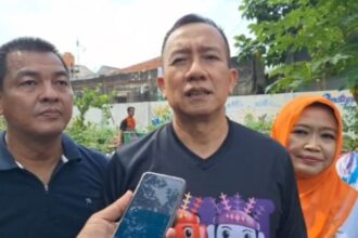 Asisten Ekonomi dan Pembangunan (Ekbang), Fauzi dan Kepala Sudin Ketahanan Pangan, Kelautan dan Pertanian, Taufik Yulianto serta Ibu PKK dalam kegiatan penanaman bibit jagung di kawasan Kalisari, Pasar Rebo, Jakarta Timur, Jumat (3/10/2025). Foto: Ist