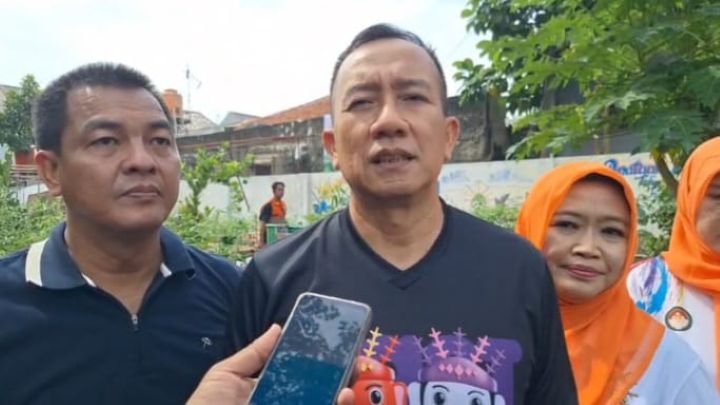 Asisten Ekonomi dan Pembangunan (Ekbang), Fauzi dan Kepala Sudin Ketahanan Pangan, Kelautan dan Pertanian, Taufik Yulianto serta Ibu PKK dalam kegiatan penanaman bibit jagung di kawasan Kalisari, Pasar Rebo, Jakarta Timur, Jumat (3/10/2025). Foto: Ist