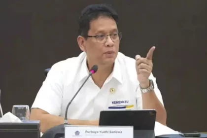 Sejumlah Pemerintah Daerah (Pemda) kena sentil Menteri Keuangan (Menkeu) Purbaya Yudhi Sadewa karena menumpuk uang triliunan rupiah di bank. Ulah Pemda tersebut membuat ekonomi tidak berjalan maksimal.