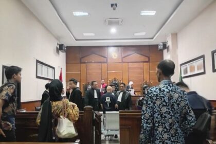 Suasana sidang vonis dalam kasus pencemaran nama baik dipimpin oleh Majelis Hakim Pengadilan Negeri Jakarta Utara, Yusti Cinianus Radja, didampingi Hakim anggota Hafnizar dan Wijawiyata, sesuai agenda persidangan pembacaan isi putusan, Kamis (30/10/2025). Foto: Ist