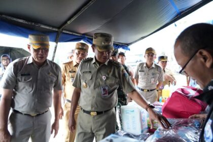 Wali Kota Jakarta Timur, Munjirin bersama jajaran Pemkot saat mengecek kesiapan sarana, prasarana, sumber daya manusia (SDM) hingga sarana evakuasi dan kesehatan dalam menghadapi puncak musim hujan diprediksi terjadi pada November hingga Desember 2025, usai apel kesiapsiagaan bencana.di halaman Kantor Walikota Jakarta Timur, Kamis (23/10/2025). Foto: Ist