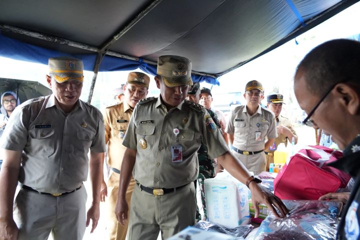 Wali Kota Jakarta Timur, Munjirin bersama jajaran Pemkot saat mengecek kesiapan sarana, prasarana, sumber daya manusia (SDM) hingga sarana evakuasi dan kesehatan dalam menghadapi puncak musim hujan diprediksi terjadi pada November hingga Desember 2025, usai apel kesiapsiagaan bencana.di halaman Kantor Walikota Jakarta Timur, Kamis (23/10/2025). Foto: Ist