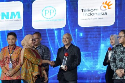 SM Community Involvement and Development Telkom Soni Galih Riadi saat menerima penghargaan pada ajang IDX Channel Anugerah Inovasi Indonesia 2025, di Jakarta, beberapa waktu yang lalu. Foto: Telkom Indonesia