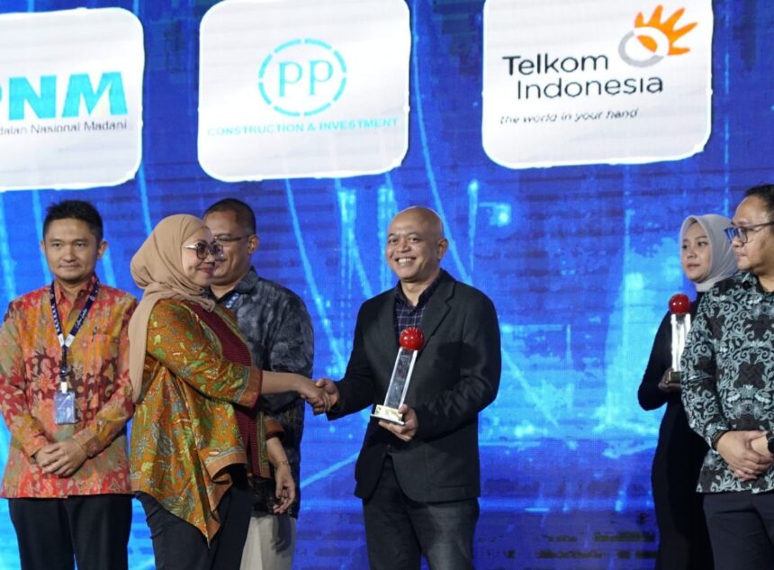 SM Community Involvement and Development Telkom Soni Galih Riadi saat menerima penghargaan pada ajang IDX Channel Anugerah Inovasi Indonesia 2025, di Jakarta, beberapa waktu yang lalu. Foto: Telkom Indonesia