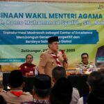 Wamenag Romo Syafi'i memberikan motivasi dan arahan kepada Kepala Madrasah se-Jawa Barat, Minggu (23/11/2025). Foto: Dok Humas