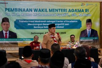 Wamenag Romo Syafi'i memberikan motivasi dan arahan kepada Kepala Madrasah se-Jawa Barat, Minggu (23/11/2025). Foto: Dok Humas
