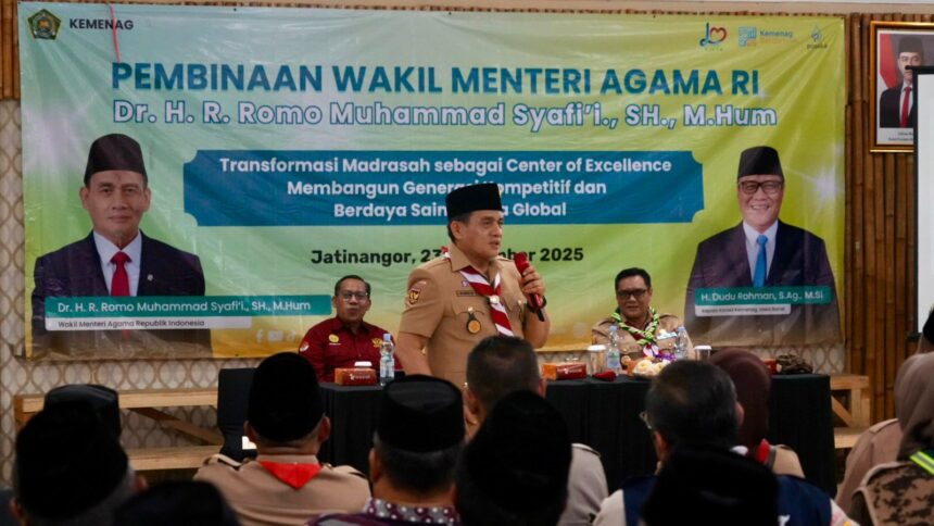 Wamenag Romo Syafi'i memberikan motivasi dan arahan kepada Kepala Madrasah se-Jawa Barat, Minggu (23/11/2025). Foto: Dok Humas