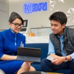Hingga akhir Oktober 2025, BRI berhasil menyalurkan KUR sebesar Rp147,2 triliun kepada 3,2 juta debitur. Realisasi tersebut setara dengan 83,2% dari total alokasi KUR BRI tahun 2025 sebesar Rp177 triliun, dimana angka ini meningkat dari alokasi awal sebesar Rp175 triliun seiring tingginya permintaan pembiayaan produktif dari pelaku usaha kecil di seluruh Indonesia. Foto: Dok BRI