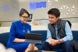 Hingga akhir Oktober 2025, BRI berhasil menyalurkan KUR sebesar Rp147,2 triliun kepada 3,2 juta debitur. Realisasi tersebut setara dengan 83,2% dari total alokasi KUR BRI tahun 2025 sebesar Rp177 triliun, dimana angka ini meningkat dari alokasi awal sebesar Rp175 triliun seiring tingginya permintaan pembiayaan produktif dari pelaku usaha kecil di seluruh Indonesia. Foto: Dok BRI