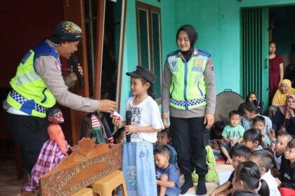 Kegiatan trauma healing di lokasi bencana tanah bergerak Dusun Karangtengah, Desa Maribaya, Kecamatan Karanganyar, Kabupaten Purbalingga, Minggu (16/11/2025). Foto: Ist