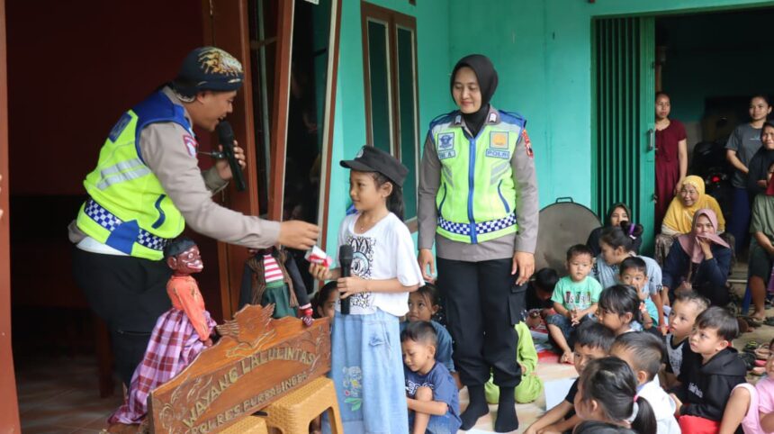Kegiatan trauma healing di lokasi bencana tanah bergerak Dusun Karangtengah, Desa Maribaya, Kecamatan Karanganyar, Kabupaten Purbalingga, Minggu (16/11/2025). Foto: Ist