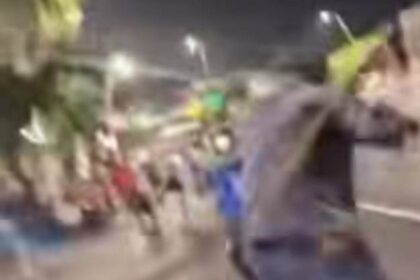 Tawuran di depan Polres Jaktim Foto: Tangkapan layar Instagram @warungjurnalis