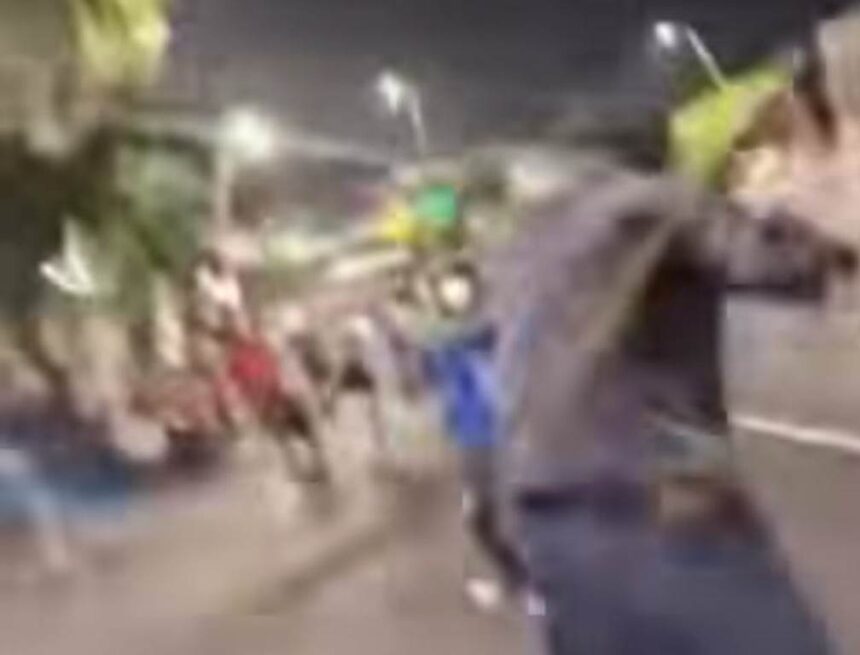 Tawuran di depan Polres Jaktim Foto: Tangkapan layar Instagram @warungjurnalis