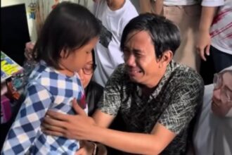 Suasana haru saat Bilqis,yang sempat hilang kembali ke pelukan orangtuanya. Foto: Tangkapan layar Instagram @rumpi_gosip