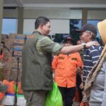 Kepala BNPB Letjen TNI Suharyanto menyerahkan bantuan bagi warga terdampak longsor yang mengungsi di Balai Desa Cibeunying, Kecamatan Majenang, Kabupaten Cilacap, Jawa Tengah, Senin (17/11/2025). Foto: Ist