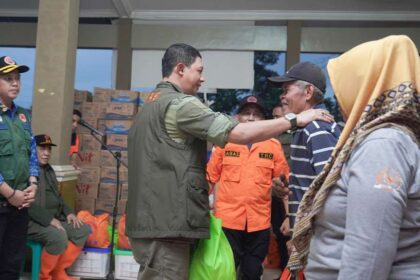 Kepala BNPB Letjen TNI Suharyanto menyerahkan bantuan bagi warga terdampak longsor yang mengungsi di Balai Desa Cibeunying, Kecamatan Majenang, Kabupaten Cilacap, Jawa Tengah, Senin (17/11/2025). Foto: Ist