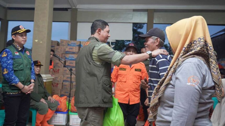 Kepala BNPB Letjen TNI Suharyanto menyerahkan bantuan bagi warga terdampak longsor yang mengungsi di Balai Desa Cibeunying, Kecamatan Majenang, Kabupaten Cilacap, Jawa Tengah, Senin (17/11/2025). Foto: Ist