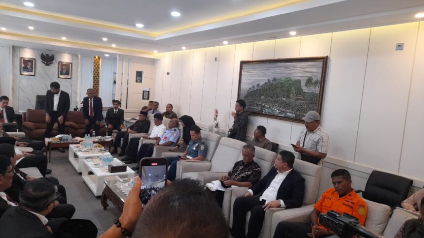 Rapat penetapan status darurat banjir Provinsi Aceh di DPRA Kamis (27/11/2025). Foto: Ist