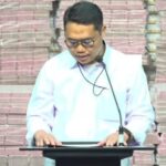 Plt Deputi Penindakan dan Eksekusi KPK Asep Guntur Rahayu saat memamerkan uang hasil rampasan negara atas perkara investasi fiktif PT Taspen bernilai ratusan miliar. Foto: Live streaming YouTube KPK