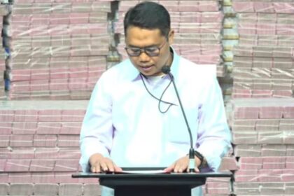 Plt Deputi Penindakan dan Eksekusi KPK Asep Guntur Rahayu saat memamerkan uang hasil rampasan negara atas perkara investasi fiktif PT Taspen bernilai ratusan miliar. Foto: Live streaming YouTube KPK