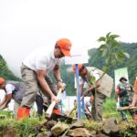Kepala BNPB Suharyanto, menghadiri dan melakukan penanaman bibit pohon pada puncak penanaman pohon sebagai upaya mitigasi vegetasi di Dusun Sirengkel, Desa Mlandi, Kecamatan Garung, Kabupaten Wonosobo, Jawa Tengah, Jumat (21/11/2025). Foto: Ist