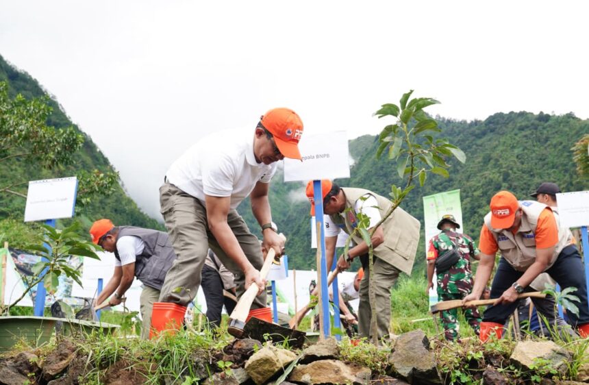 Kepala BNPB Suharyanto, menghadiri dan melakukan penanaman bibit pohon pada puncak penanaman pohon sebagai upaya mitigasi vegetasi di Dusun Sirengkel, Desa Mlandi, Kecamatan Garung, Kabupaten Wonosobo, Jawa Tengah, Jumat (21/11/2025). Foto: Ist