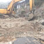 Alat berat berupaya membersihkan material longsor di Kabupaten Humbang Hasundutan, Sumatera Utara, Kamis (27/11/2025). Foto: BPBD Kabupaten Humbang Hasundutan