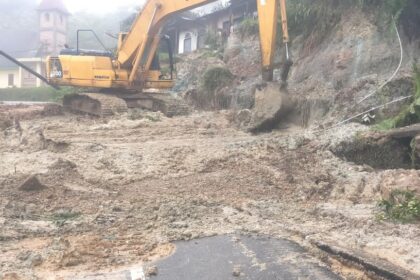 Alat berat berupaya membersihkan material longsor di Kabupaten Humbang Hasundutan, Sumatera Utara, Kamis (27/11/2025). Foto: BPBD Kabupaten Humbang Hasundutan