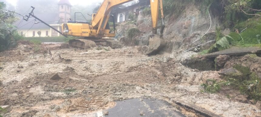 Alat berat berupaya membersihkan material longsor di Kabupaten Humbang Hasundutan, Sumatera Utara, Kamis (27/11/2025). Foto: BPBD Kabupaten Humbang Hasundutan
