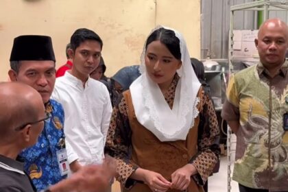 Wakil Menteri Perdagangan (Wamendag) Dyah Roro Esti Widya Putri secara resmi melepas ekspor produk home decor milik Palem Craft, UKM asal Kelurahan Trirenggo, Bantul, Daerah Istimewa Yogyakarta, pada Rabu (26/11/2025). Foto: IG @dyahroroestiwp
