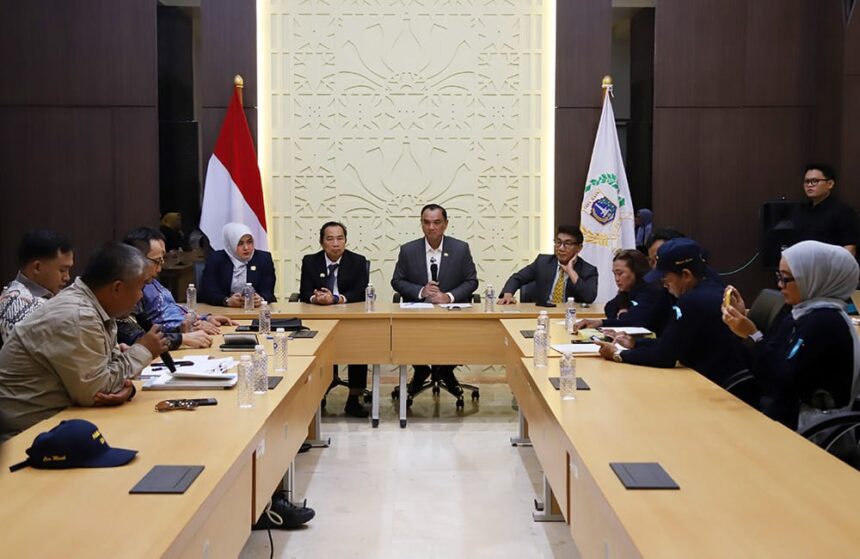 Anggota Komisi D DPRD DKI, Judistira Hermawan saat memimpin rapat.