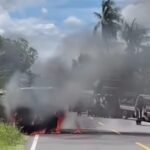 Mobil pengangkut uang hangus terbakar di wilayah Palippis, Polewali Mandar, Rabu (12/11/2025). Foto: Tangkapan layar TikTok @duniapunyacerita
