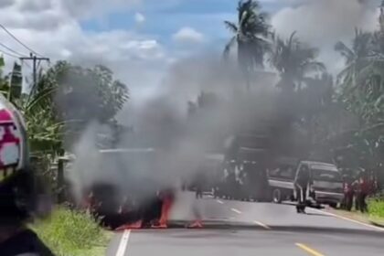 Mobil pengangkut uang hangus terbakar di wilayah Palippis, Polewali Mandar, Rabu (12/11/2025). Foto: Tangkapan layar TikTok @duniapunyacerita