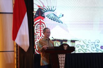 Ketua Dewan Komisioner OJK Mahendra Siregar dalam sambutannya pada acara peresmian Kantor OJK Provinsi Papua Barat dan Papua Barat Daya di kota Manokwari, Jumat (21/11/2025). Foto: OJK