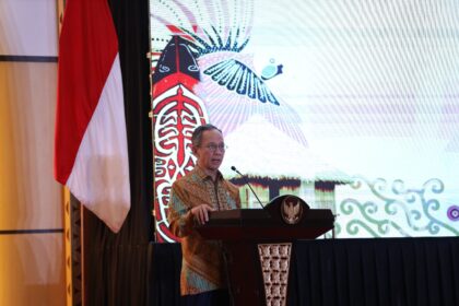 Ketua Dewan Komisioner OJK Mahendra Siregar dalam sambutannya pada acara peresmian Kantor OJK Provinsi Papua Barat dan Papua Barat Daya di kota Manokwari, Jumat (21/11/2025). Foto: OJK