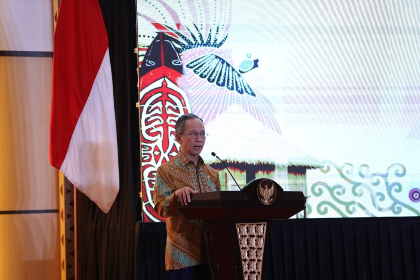 Ketua Dewan Komisioner OJK Mahendra Siregar dalam sambutannya pada acara peresmian Kantor OJK Provinsi Papua Barat dan Papua Barat Daya di kota Manokwari, Jumat (21/11/2025). Foto: OJK